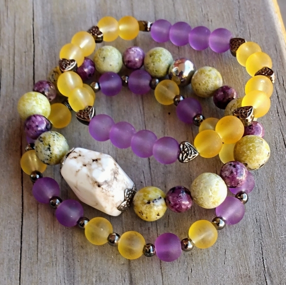 Howlite three bracelet stack - Picture 6 of 13